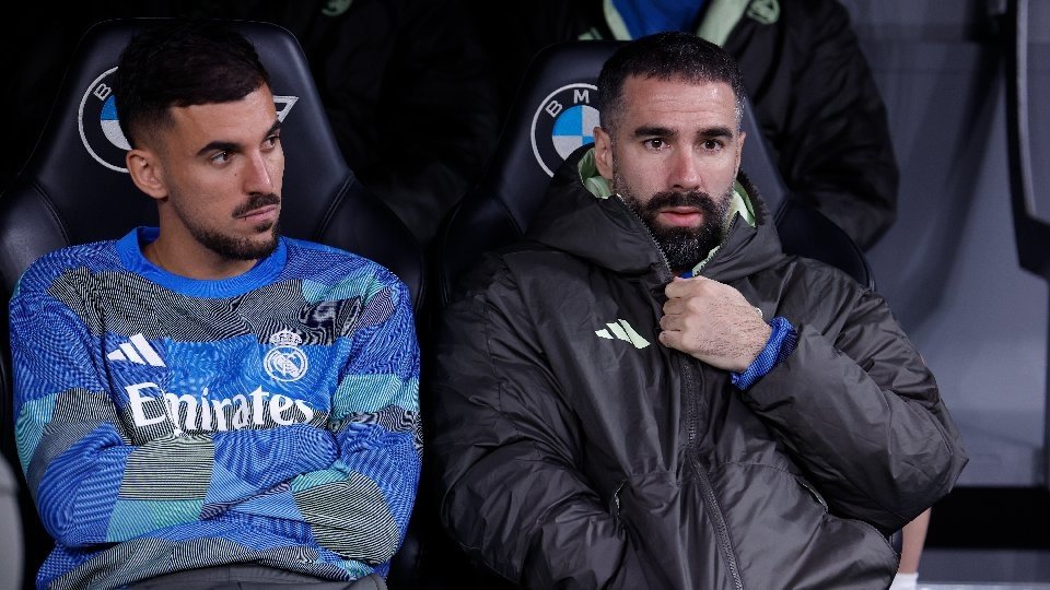 Dani Ceballos y Dani Carvajal, en el banquillo en el partido de Liga que el Real Madrid y el Levante disputan en el Santiago Bernabéu. EFE