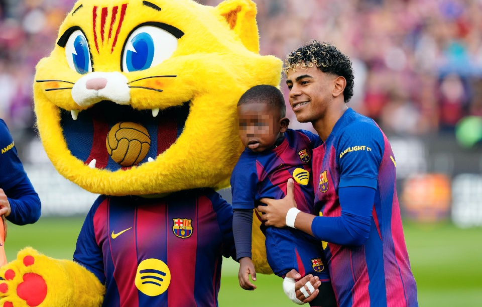 El Lamine más niño: Pokémon, patinete y nuggets con patatas