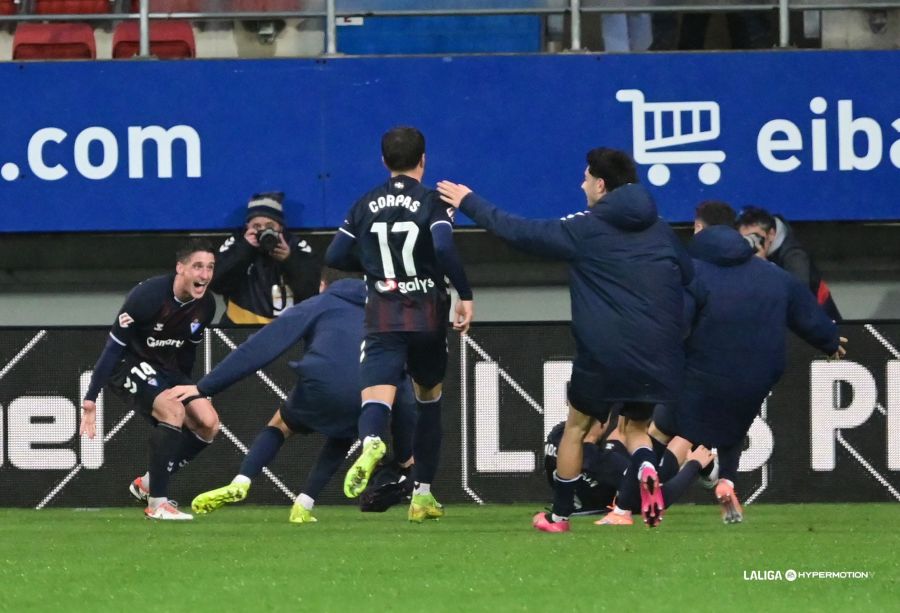 Las dudas del Almería son oxígeno para el Eibar