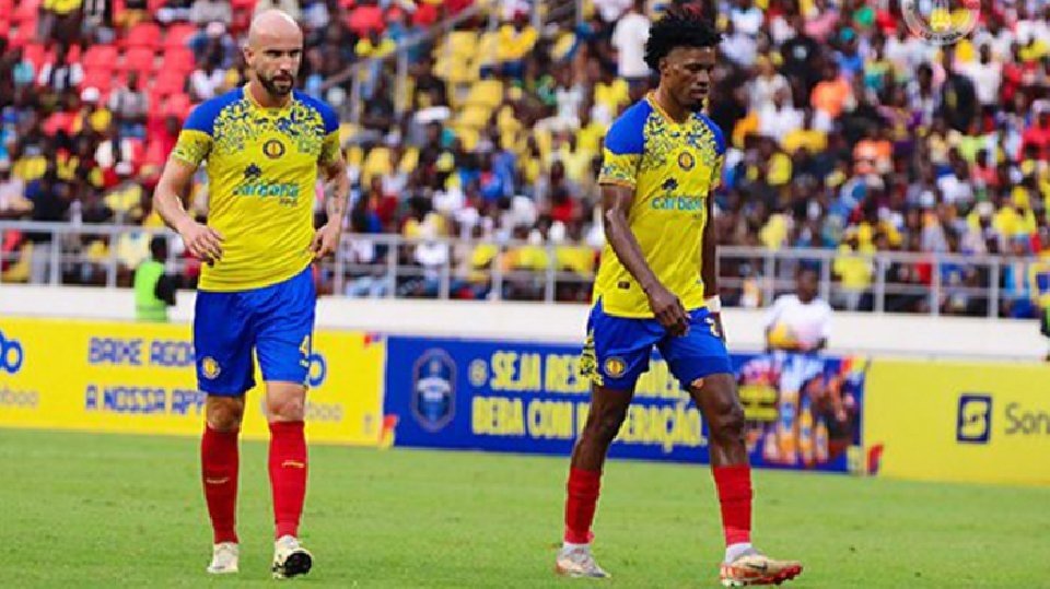 Em uma exibição sólida e determinada, o Stade Malien levou a melhor sobre o Petro de Luanda, com gols de Taddeus Nkeng e Mamadou Traoré, garantindo uma vitória tranquila por 2-0.
