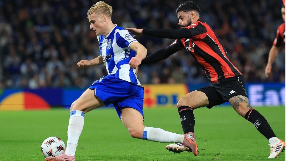 El Casa Pia infligió este lunes la primera derrota en la Liga de Portugal al líder, el Oporto, al vencer por 2-1, con uno de los goles marcado por el español Gaizka Larrazabal, exjugador del Real Zaragoza y el Athletic Club.