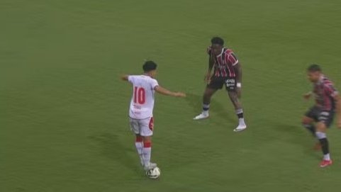 O atacante do Santos se pronunciou, após polêmico cartão amarelo por 'subir na bola', no duelo entre Náutico e Santa Cruz, com grande repercussão no Brasil.