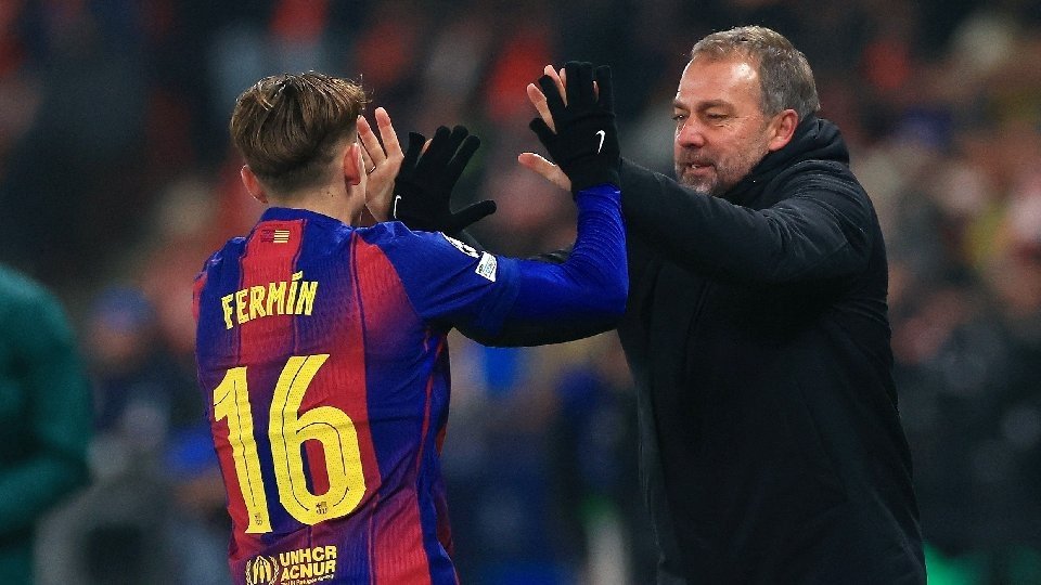 Fermín López controla el balón con la cabeza en el Guadalajara-Barcelona de 1/16de final de la Copa del Rey 2025-26. EFE/Nacho Izquierdo