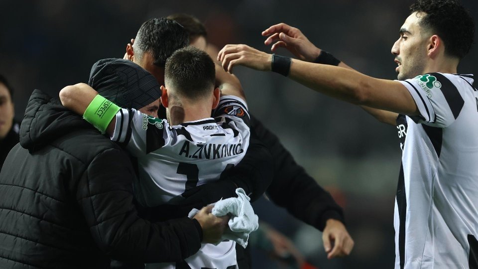 O sinistro ocorreu esta terça-feira, na Roménia, quando os apoiantes da equipa grega viajavam para o duelo da Liga Europa em França. Há ainda três feridos a registar.