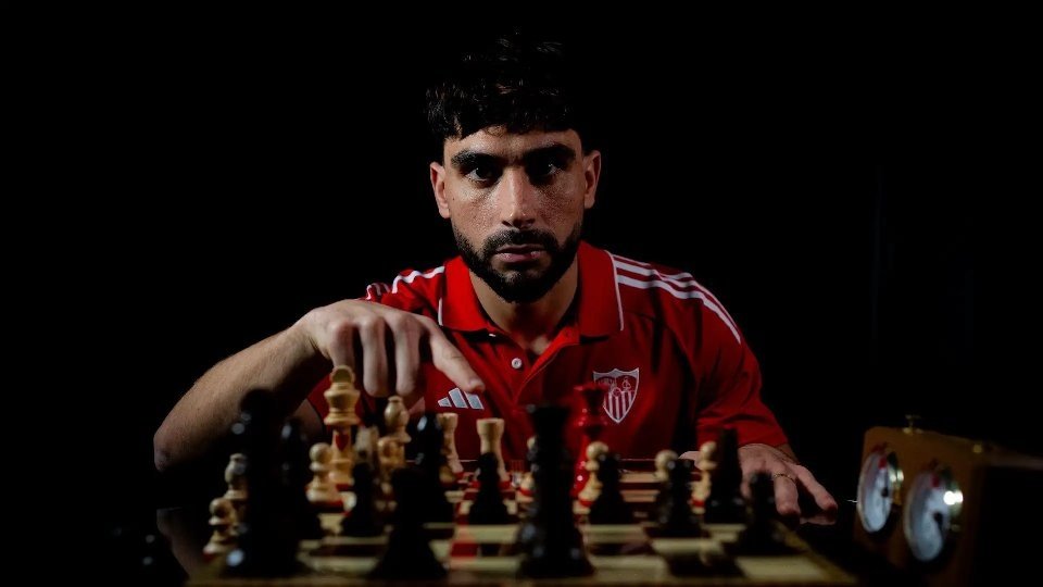 OFICIAL: Neal Maupay, emprestado ao Sevilla