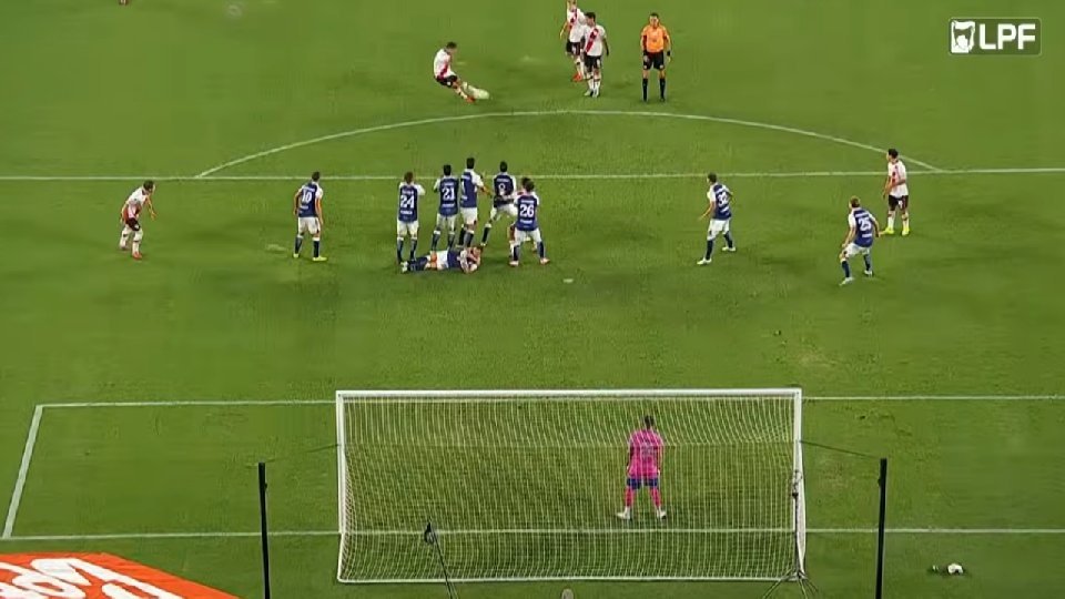 River Plate consiguió su segundo triunfo en el Apertura después de vencer a Gimnasia por 2-0. Boca Juniors, por su parte, sucumbió ante Estudiantes de la Plata por 2-1.