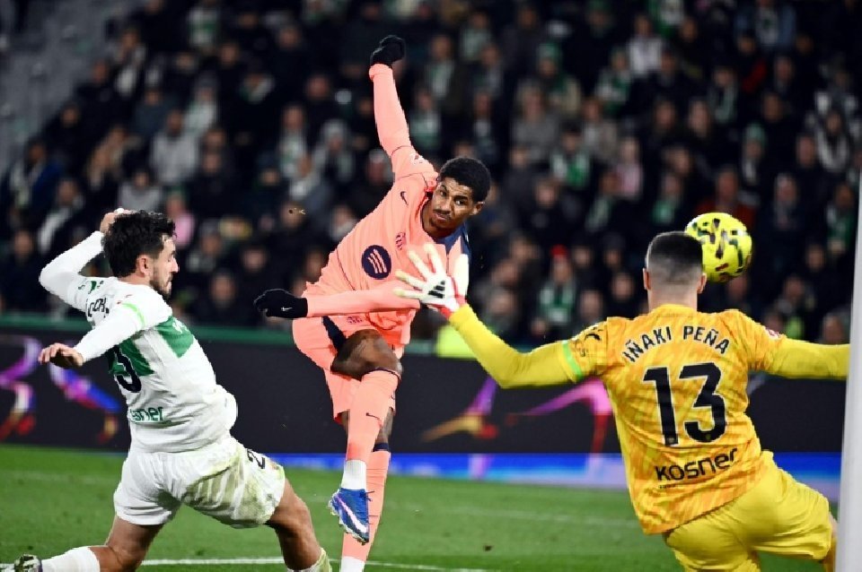 Le Barça gâche mais s'impose à Elche, le Real sous pression