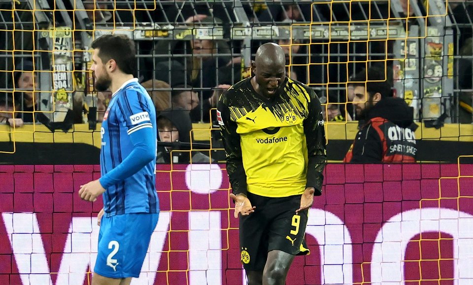 Guirassy no entiende de resbalones