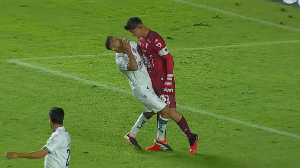 Final caliente en Querétaro: patada, cabezazo y doble expulsión