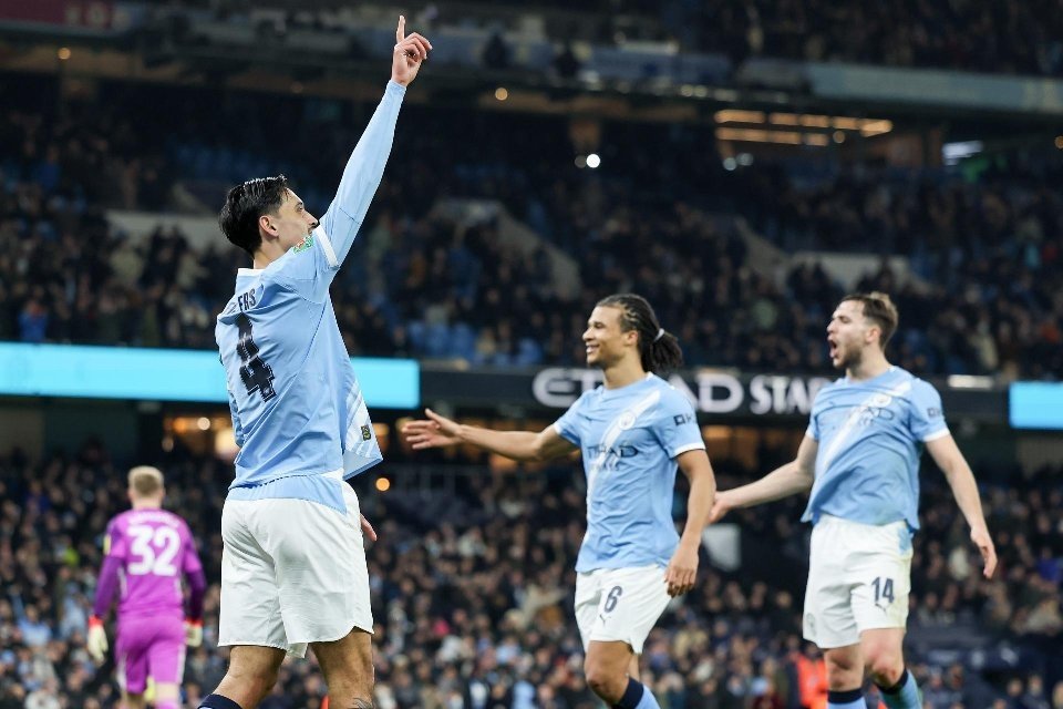 City impõe lei do Etihad, vence o Newcastle por 3-1 e garante lugar na final
