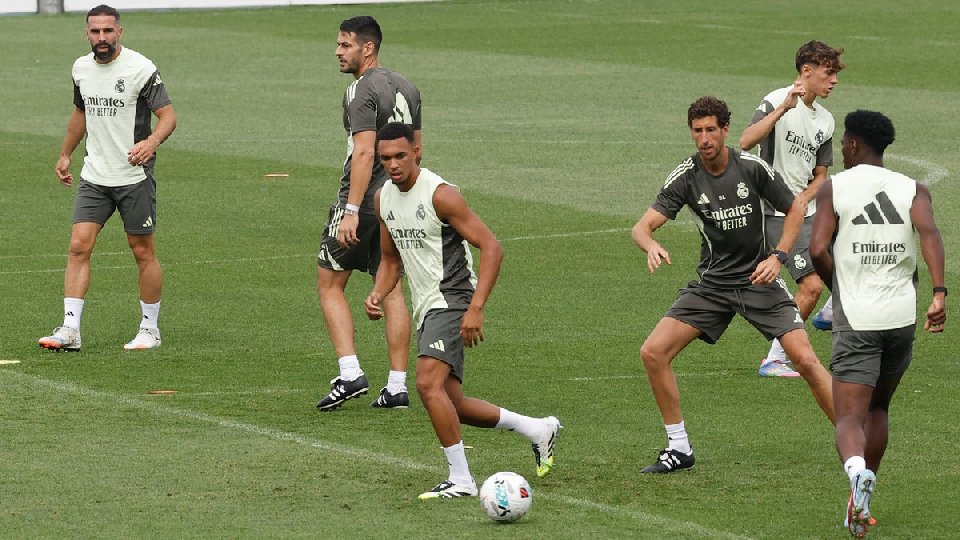 Alexander-Arnold e Mendy, a postos para Mestalla