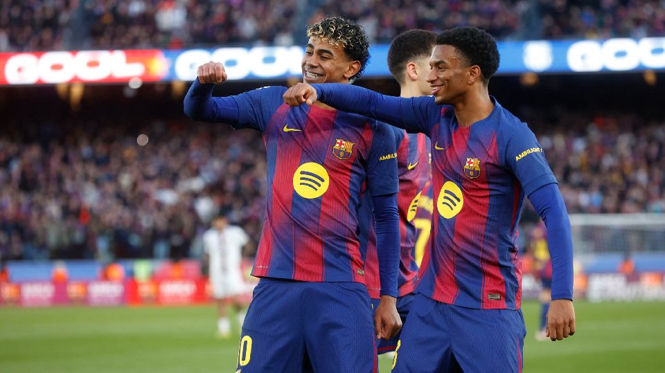 Lamine marca, asiste y juega