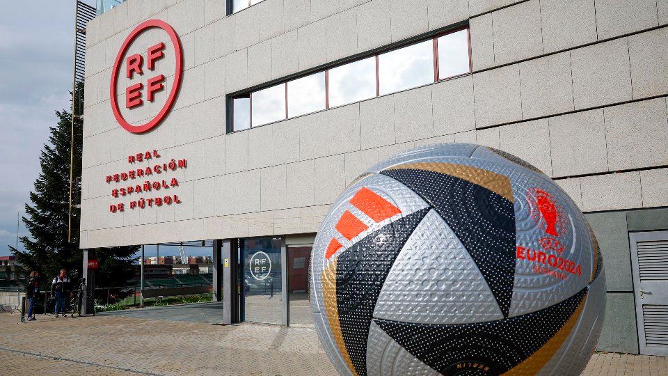 Detienen a un árbitro de Segunda acusado de agredir sexualmente a una prostituta