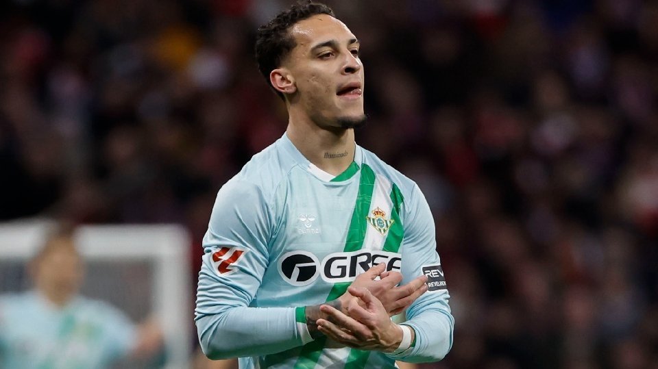Antony desfalca o primeiro treino do Betis após o clássico