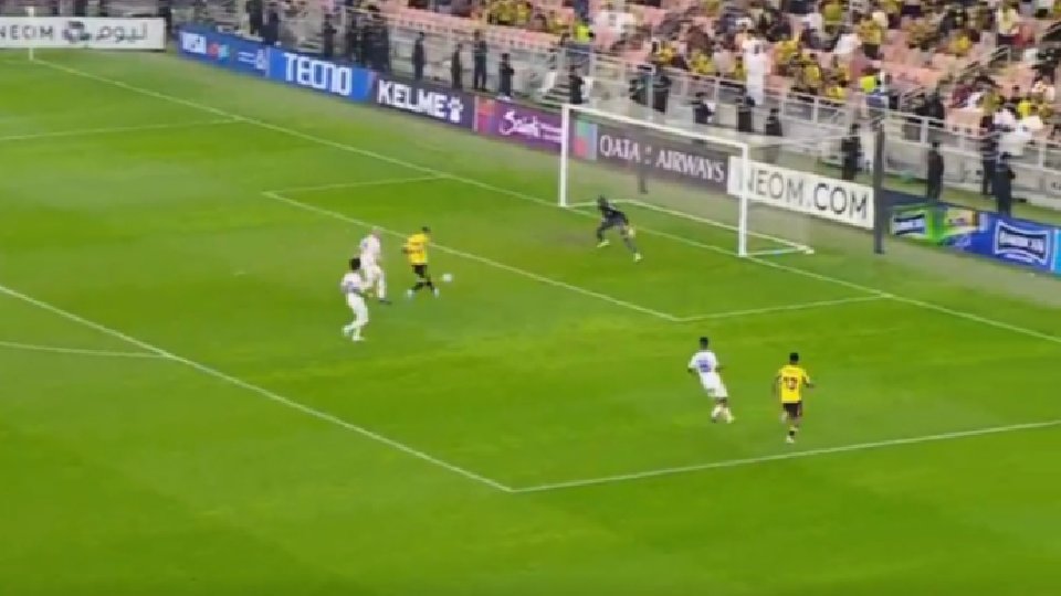 Con algo de fortuna, En-Nesyri marcó su primer gol con el Al-Ittihad