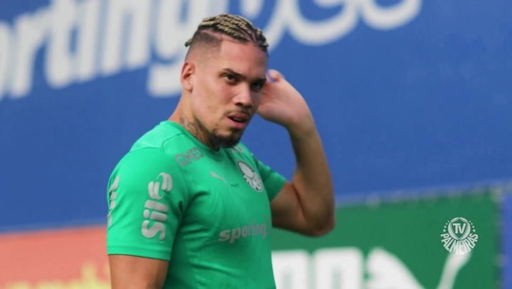 Atacante, em recuperação de cirurgia na perna direita há nove meses, pode ser relacionado para a estreia na Copa do Brasil; lateral-esquerdo treina parcialmente com o grupo.