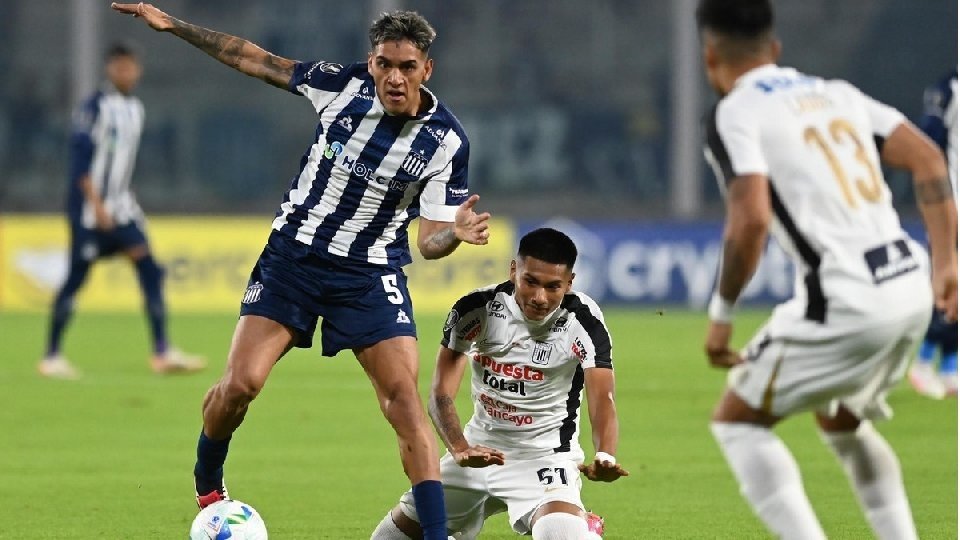 Piero Cari, futbolista de Alianza Lima, ha sido acusado de agresión a una mujer por parte de otra cuando se encontraba en el Estadio Alejandro Villanueva.