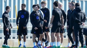 Flick se lleva a cuatro canteranos para el primer asalto ante el Atleti