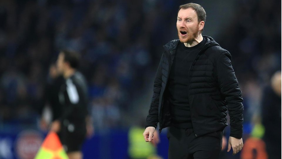 L'AS Saint-Étienne tient son nouvel entraîneur. C'est le journal portugais A Bola qui a révélé l'information : l'Écossais Ian Cathro, 39 ans, jusqu'ici en poste à Estoril, va prendre les rênes des Verts en remplacement de Philippe Montanier.