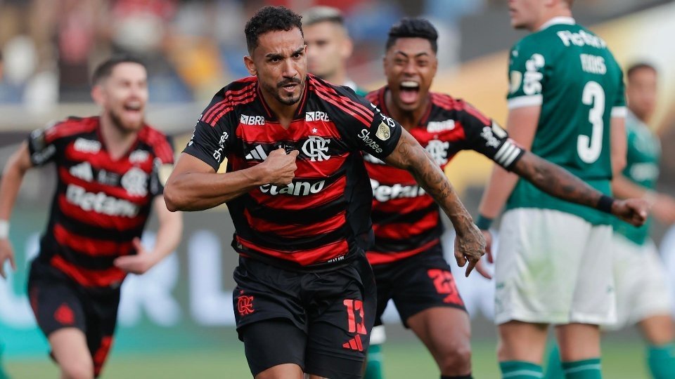 Danilo encaminha renovação com Flamengo até 2027