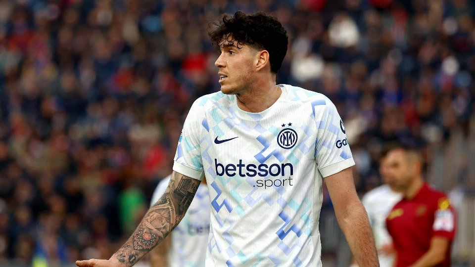 Barcelona sonha com Bastoni do Inter para reforçar defesa, mas enfrenta Arsenal na corrida