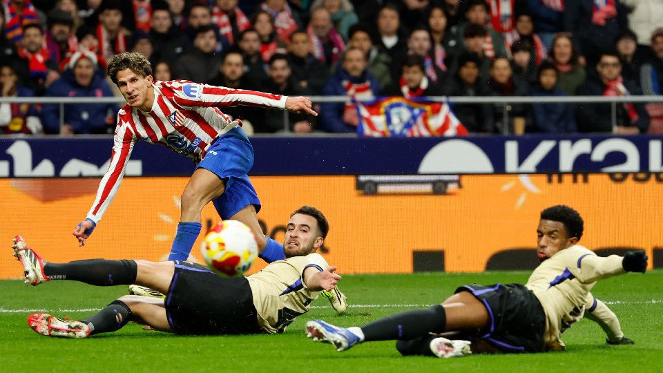 Los Simeone despedazan al Barcelona