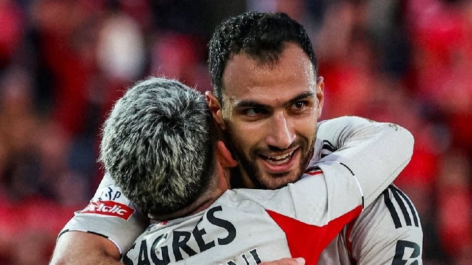 Com gols de Pavlidis e Paulo Victor (contra), o elenco de José Mourinho iguala a pontuação do Sporting e fica a quatro pontos do líder Porto; ambos ainda jogam na rodada.