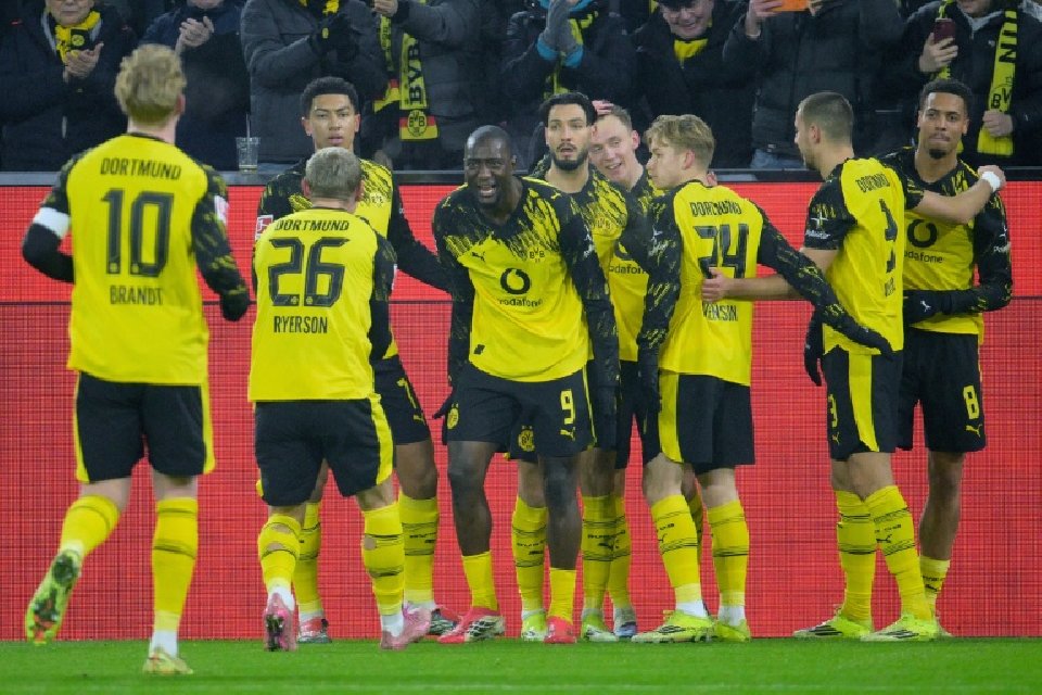 Dortmund thump Mainz to close in on Bayern