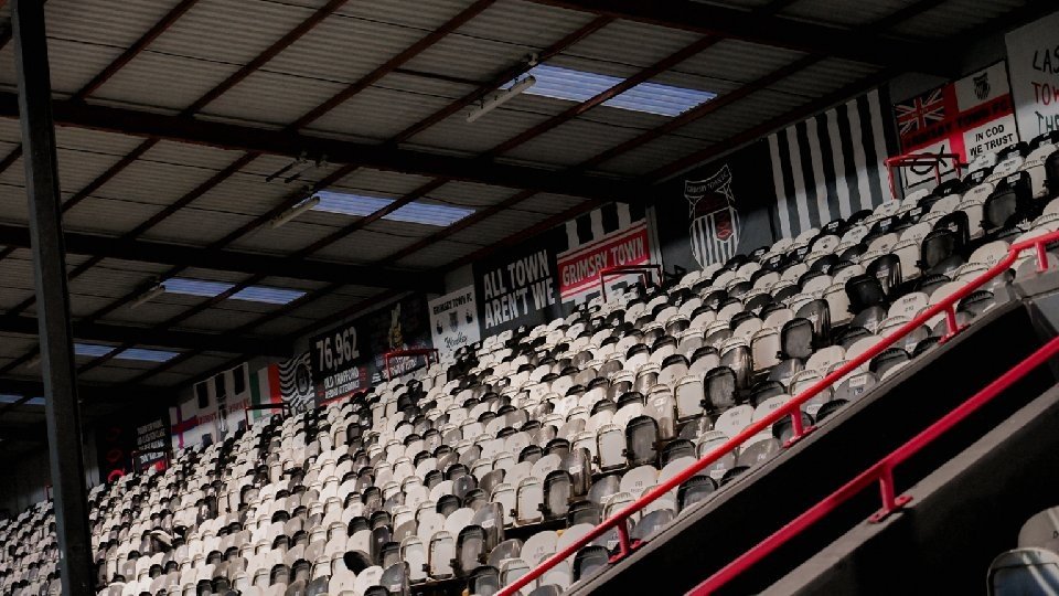 O Grimsby Town detém o pioneirismo de ter sido o primeiro clube inglês a contratar um treinador estrangeiro. Com um passado de glória na década de 30, que incluiu presenças na elite e duas meias-finais da FA Cup, o emblema de Lincolnshire reencontra este domingo os Wolves, os mesmos que, há quase nove décadas, lhes barraram o caminho para a final.