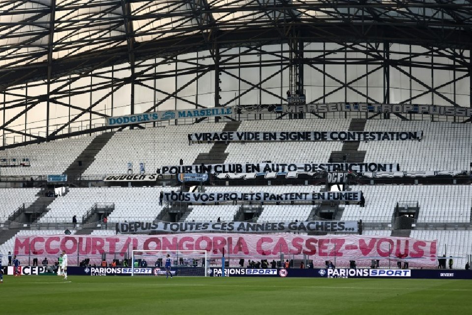 Protestation et banderoles au Vélodrome avant OM-Strasbourg