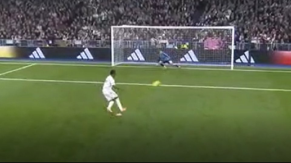 Vinícius Jr. marca golo de penálti e garante vantagem ao Real Madrid