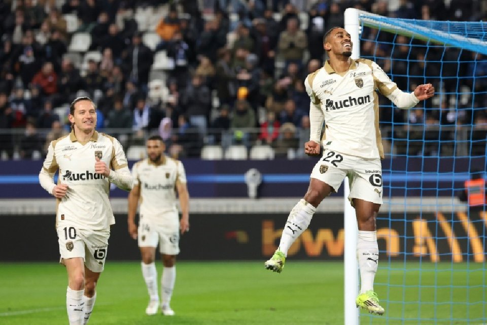 Lens crush Paris FC to reclaim top spot in Ligue 1