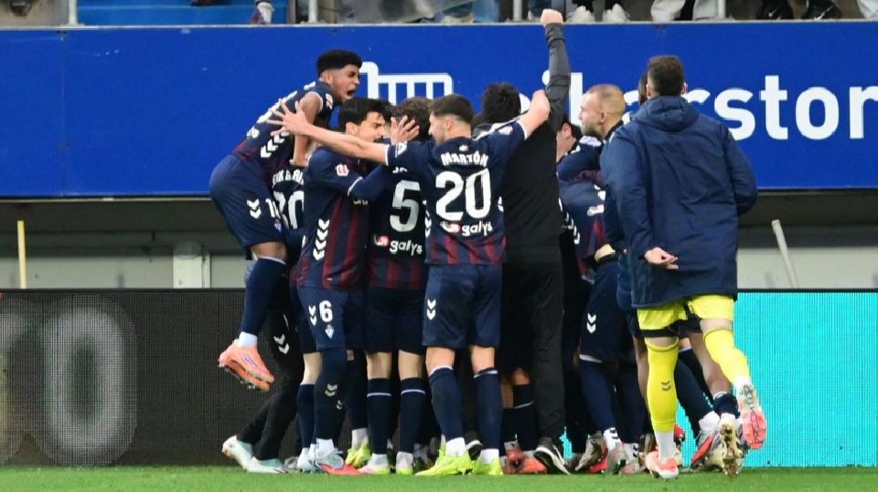 Ipurua arrincona al líder