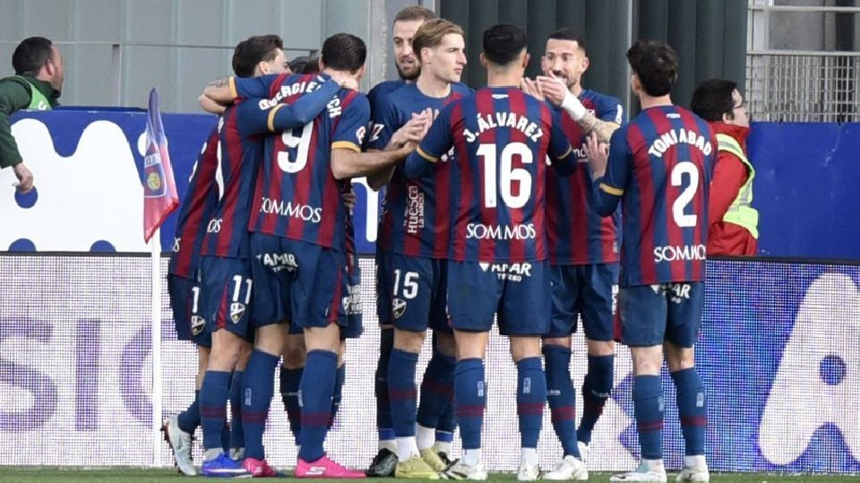 La SD Huesca sale de un apuro