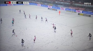La nieve congeló el partido estrella de la Eredivisie en 416 segundos