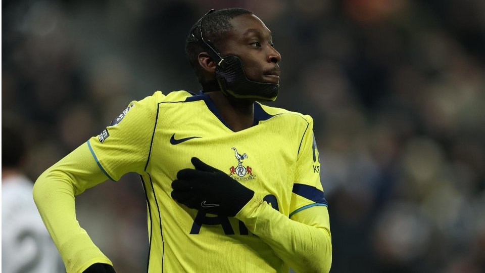 Arne Slot avalia Kolo Muani como alvo para reforçar o Liverpool no verão