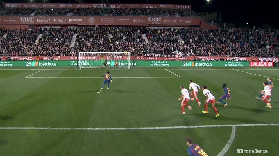 Lamine se topó con el poste y falló su primer penalti con el Barça