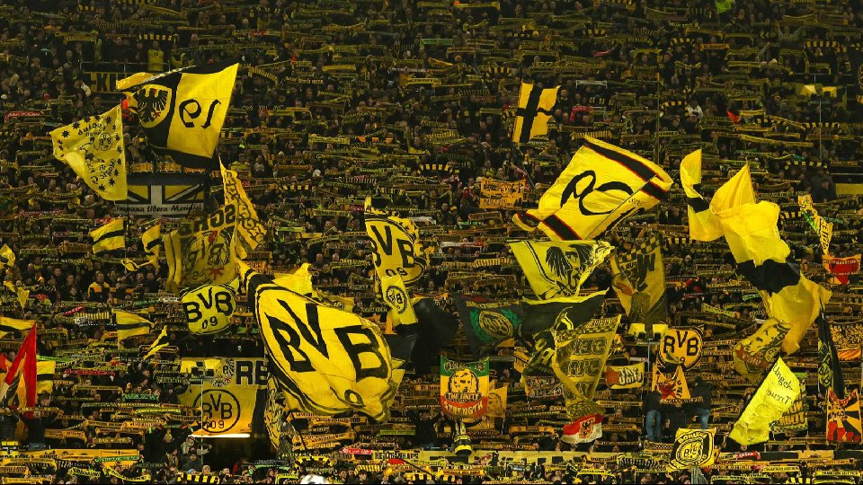 El Borussia llegó tarde a su propio estadio y obligó a atrasar el partido 15 minutos