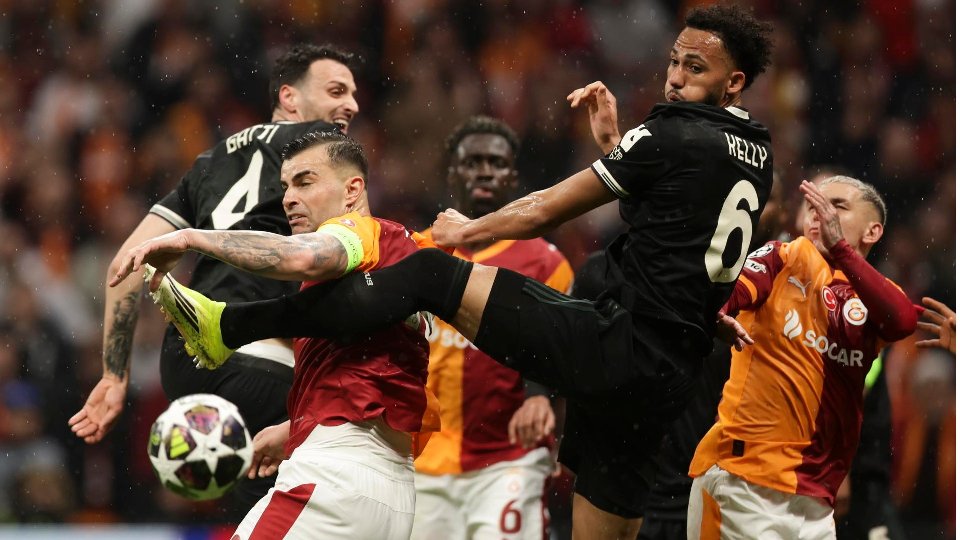 Lloyd Kelly también denuncia insultos racistas: Vuelve al zoo