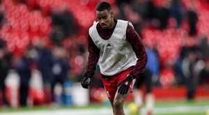 Slot espera el regreso de Isak para el mes de abril