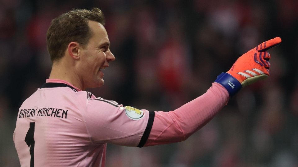 Manuel Neuer, de perfil, celebra en el Union Berlin-Bayern de Múnich de octavos de final de la DFB Pokal 2025-26. EFE/Filip Singer