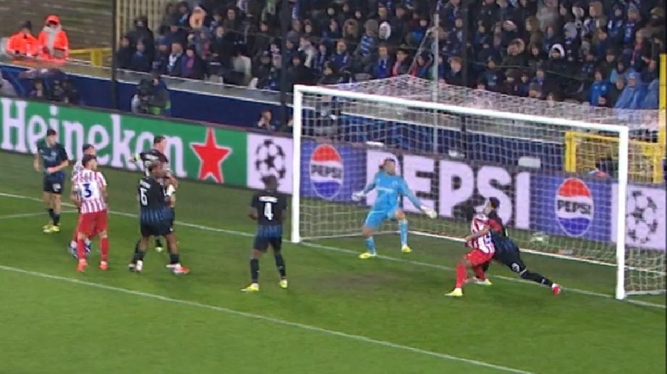 Julián centró, Griezmann peinó y Lookman elevó el 0-2