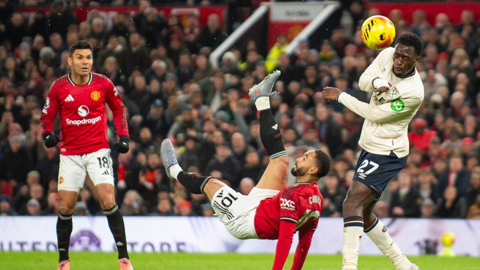 Matheus Cunha pede a Casemiro para reconsiderar saída do Manchester United