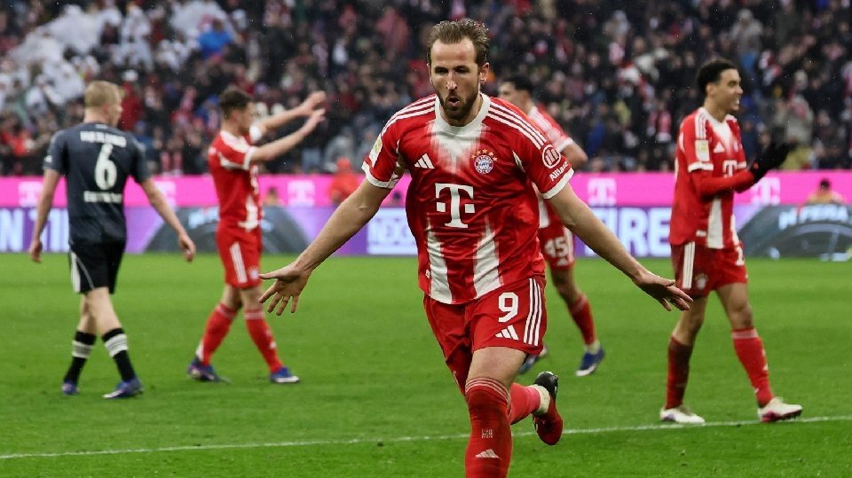 Kane le asesta el primer golpe a Riera antes de 'Der Klassiker'