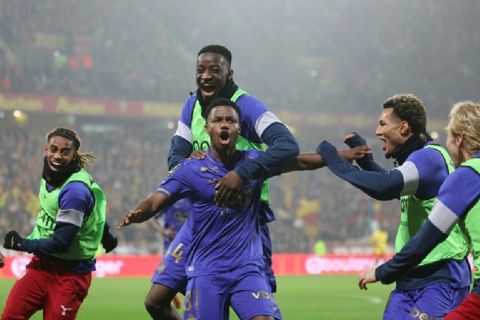 Lens lose, giving PSG chance to reclaim Ligue 1 lead