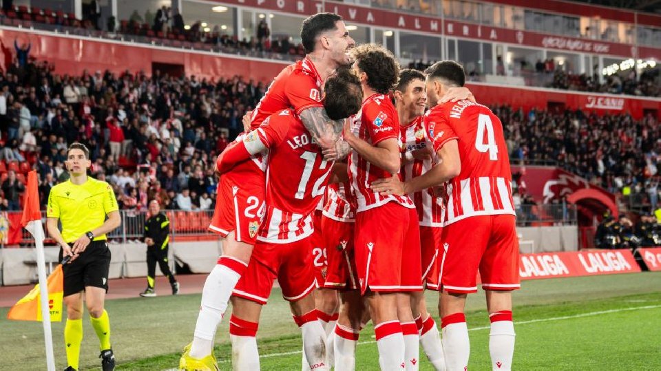 El Almería echa a volar