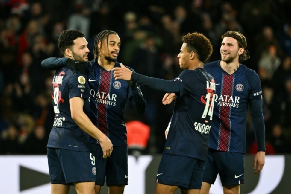 Paris Saint-Germain brushed aside struggling Metz 3-0 to go back to the top of the Ligue 1 table on Saturday, taking advantage of a 3-2 defeat for title rivals Lens at the hands of Monaco.