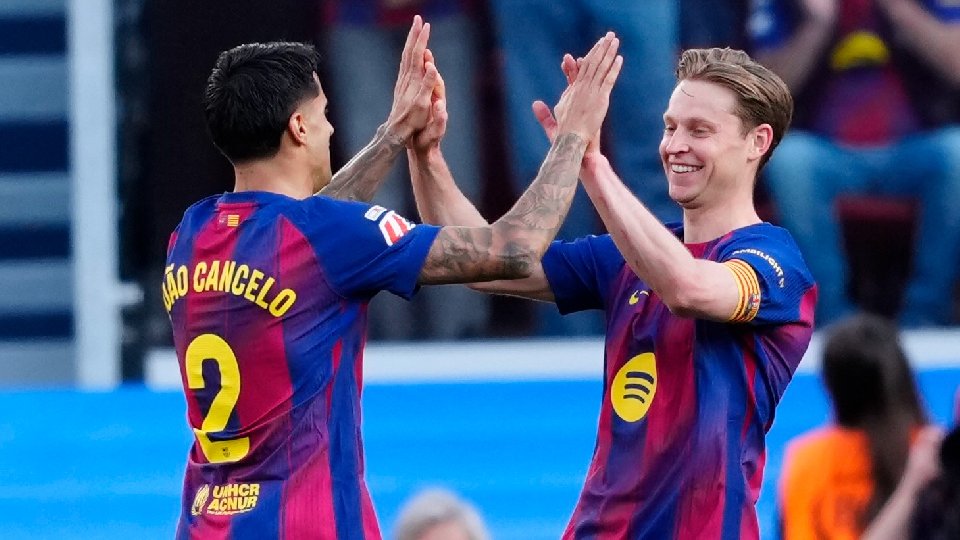 De Jong encabeza la lista del Barça para el derbi