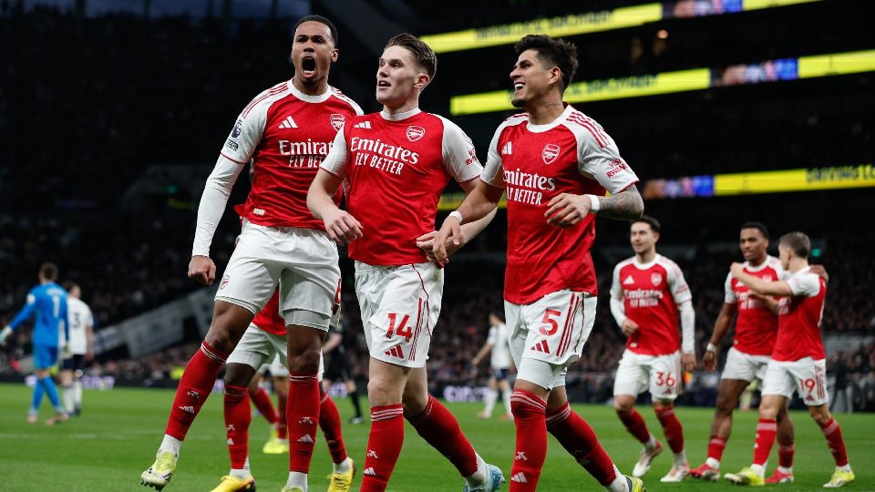 El Arsenal aprieta los dientes y aviva el pulso