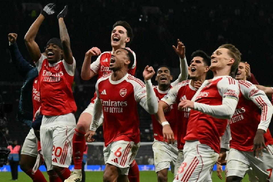Eze e Gyokeres lideram o líder Arsenal, que afunda o rival Tottenham